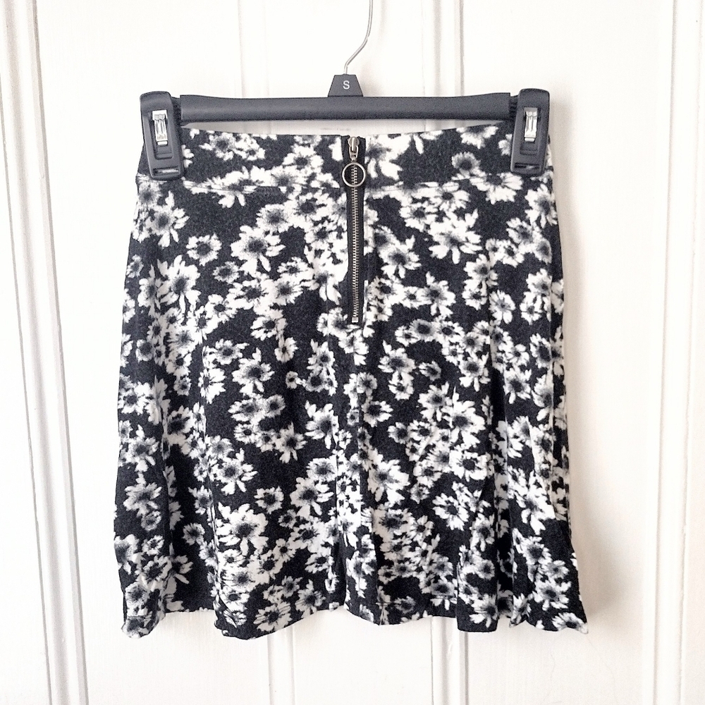 SO Juniors Floral Black and White Skirt Size XS - Picture 2 of 3